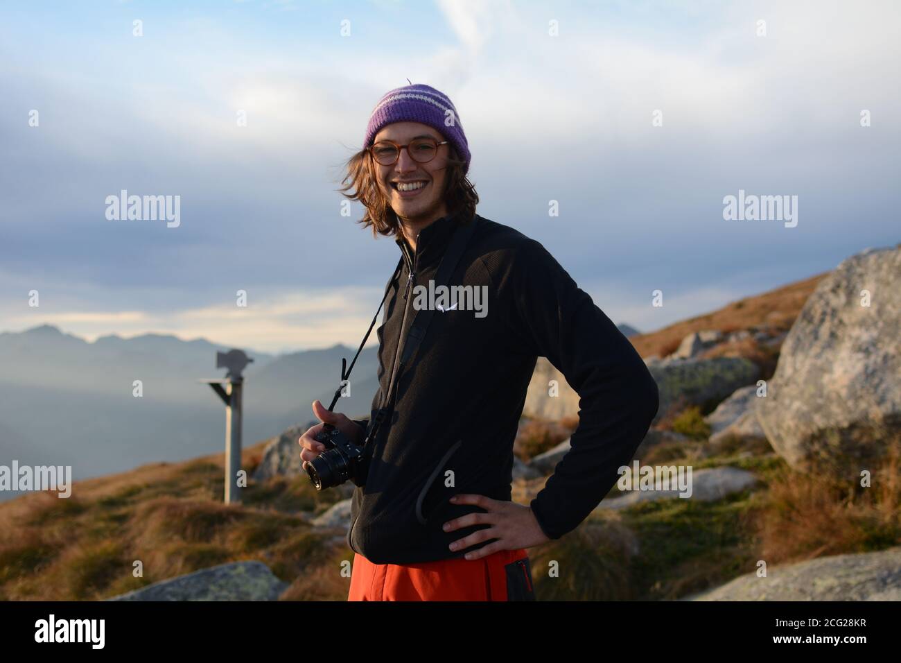 Junger Wanderfotograf in den alpen dolomiten Stockfoto