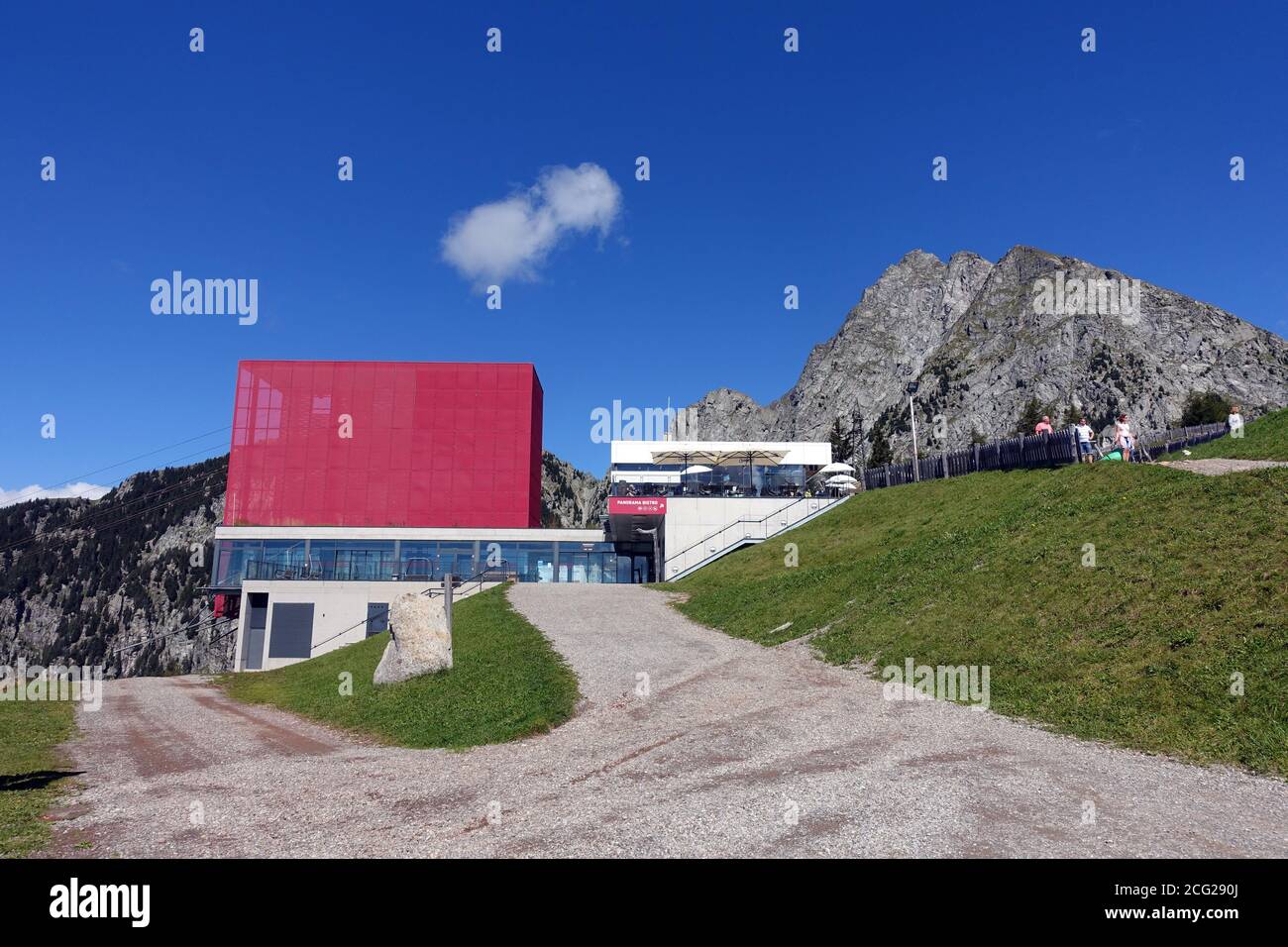 Bergstation der Seilbahn Meran 2000 vor dem Ifinger, Berg in den Sarntaler Alpen in Südtirol, Meran, Italien Stockfoto