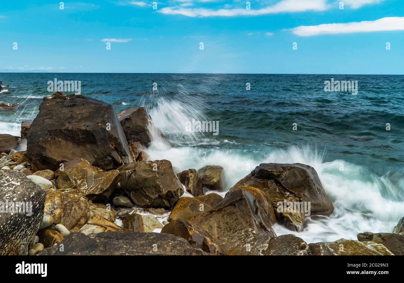 Meereswellen Rollen auf dem steinernen Ufer.Südküste von Krim Stockfoto