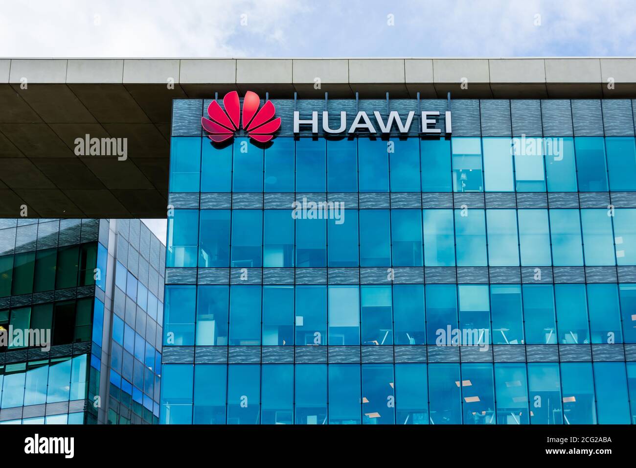 BOULOGNE-BILLANCOURT, FRANKREICH - 25. AUGUST 2020: Französischer Hauptsitz von Huawei Technologies, chinesisches multinationales Unternehmen, das Design und Entwicklung entwickelt Stockfoto