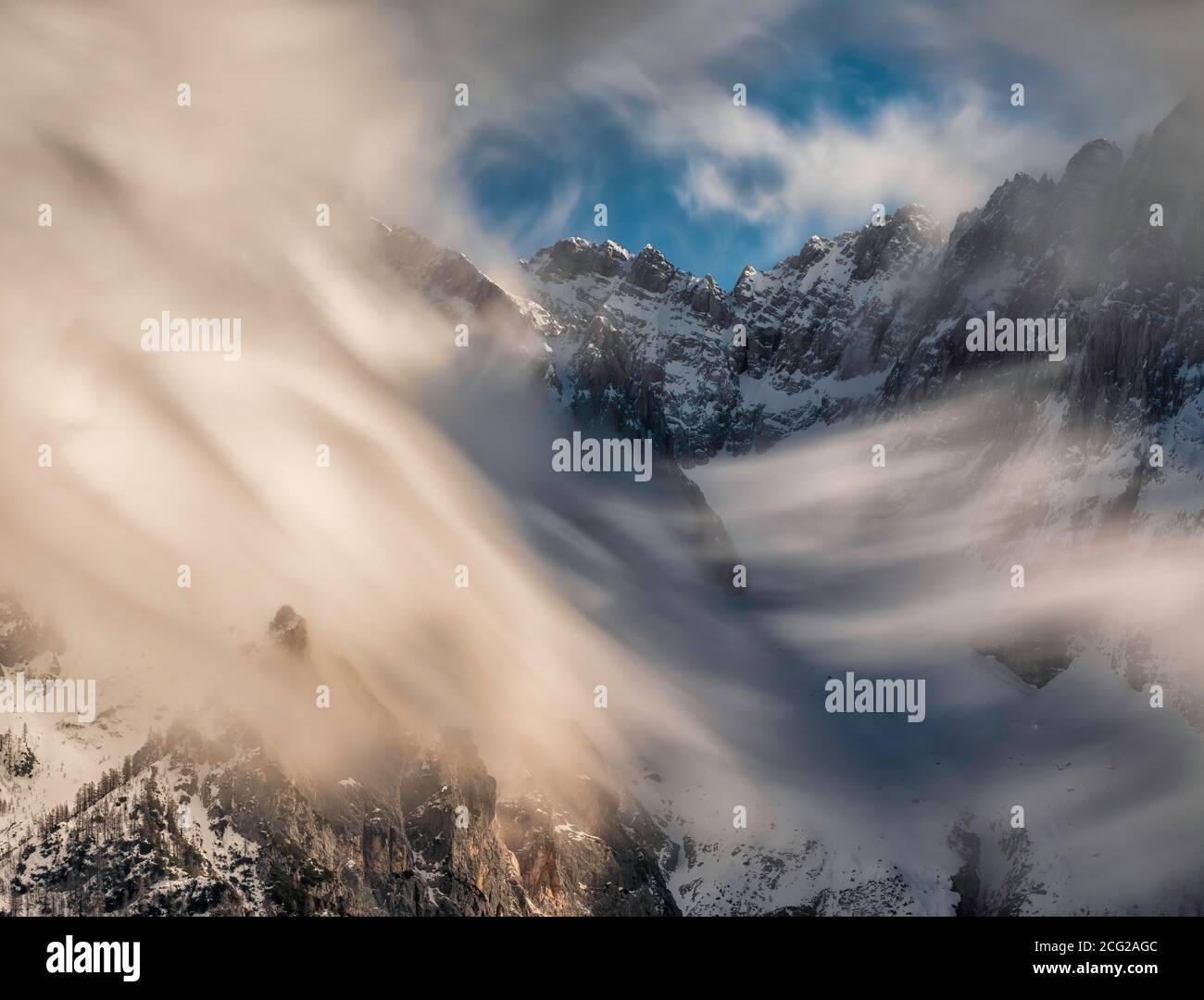 Wolken wirbeln um die Julischen Alpen im Triglav Nationalpark, Visic Pass, Slowenien Stockfoto