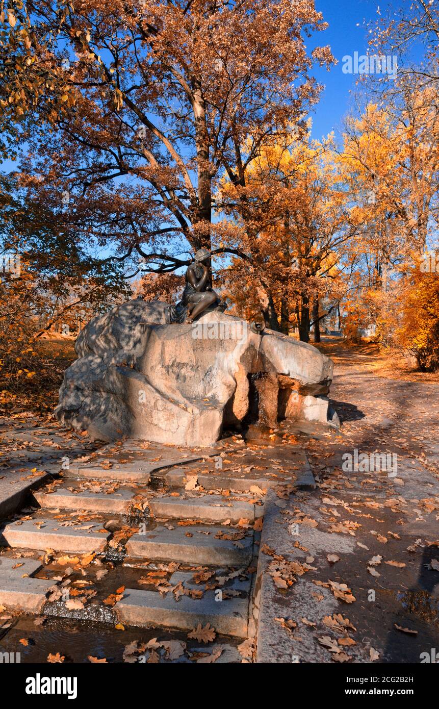 Tsarskoye Selo, Sankt Petersburg, Russland - 15. Oktober 2019: Berühmte Statue-Brunnen "Mädchen mit einem Krug" auf einem schönen indischen Sommermorgen vertikal oder Stockfoto