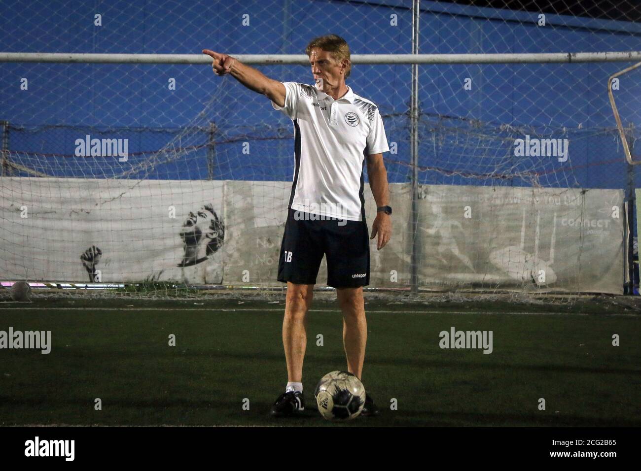 08. September 2020, Libanon, Dbaiyeh: Der 72-jährige deutsche Trainer Johannes Theodor 'Theo' Bücker leitet eine Trainingseinheit des U-15 Akademieteams der Akademie des libanesischen Fußballteams Athletico SC. Foto: Marwan Naamani/dpa Stockfoto