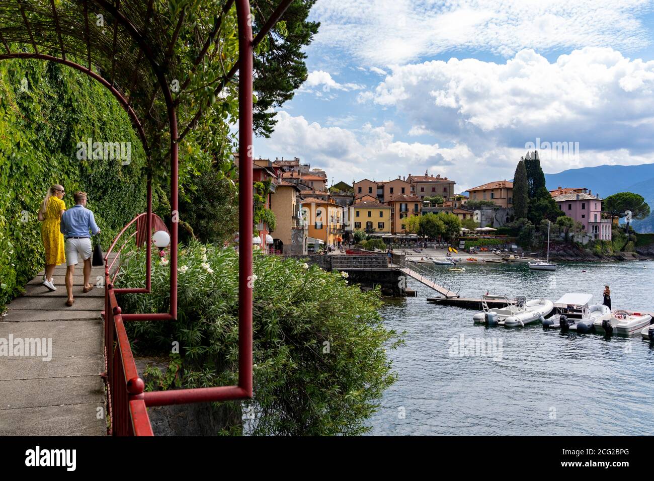 Italien. Lombardei. Comer See. Das bunte Dorf Varenna. Ich liebe einen Spaziergang mit Blick auf den wunderschönen Comer See Stockfoto