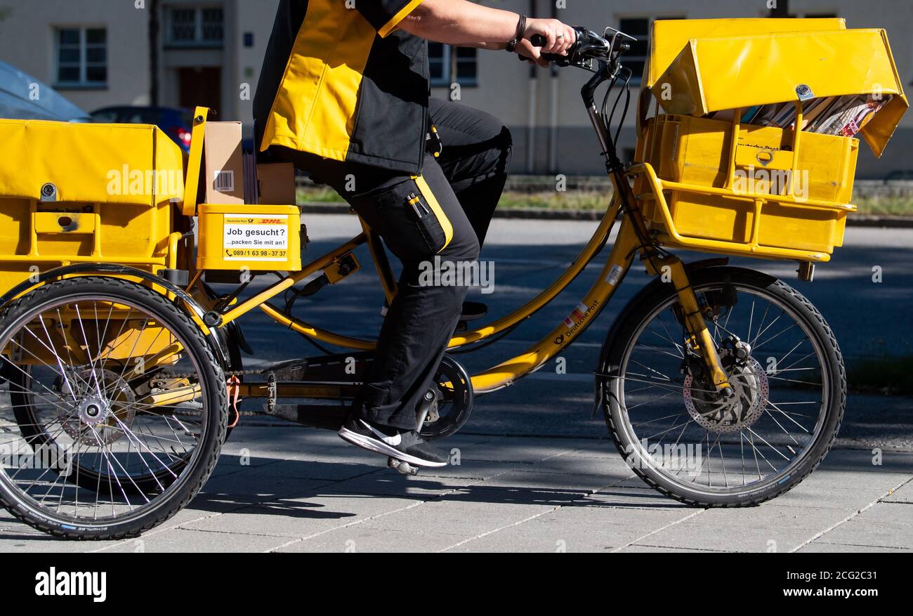 München, Deutschland. September 2020. Ein Postbote fährt mit dem Fahrrad eine Straße hinunter. Im Hinblick auf die nächste Verhandlungsrunde mit der Deutschen Post hat die Gewerkschaft Verdi Warnstreiks gefordert. Quelle: Sven Hoppe/dpa/Alamy Live News Stockfoto