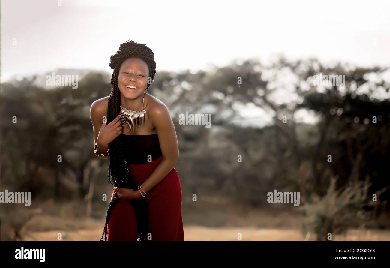Erfolgreiche schwarze Frau Modell in afrikanischen Safari mit afrikanischem Schmuck Stockfoto