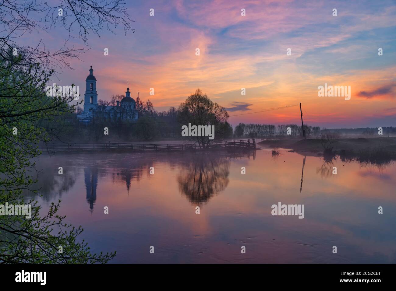 Frühlingsaufgang und Reflexion der Flutflut Stockfoto