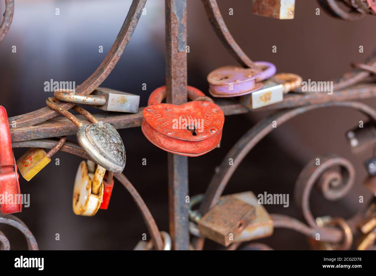 Alte Schlösser am Zaun Gitter Stockfoto