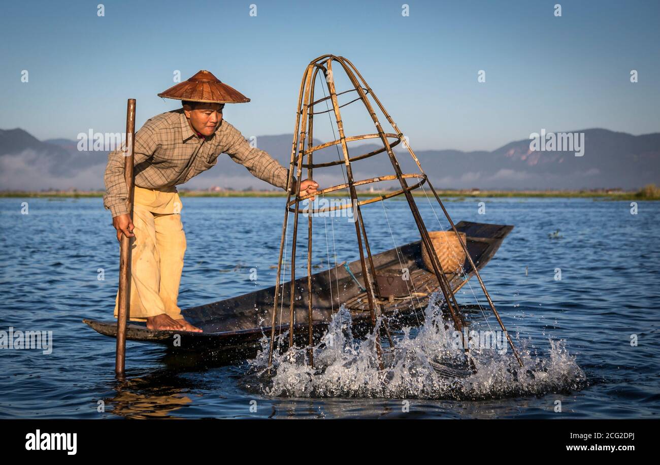 See, Inle, Myanmar, 17. November 2014: inle-see Fischer fischen in den frühen Morgenstunden eines Tages während der Surise Stockfoto