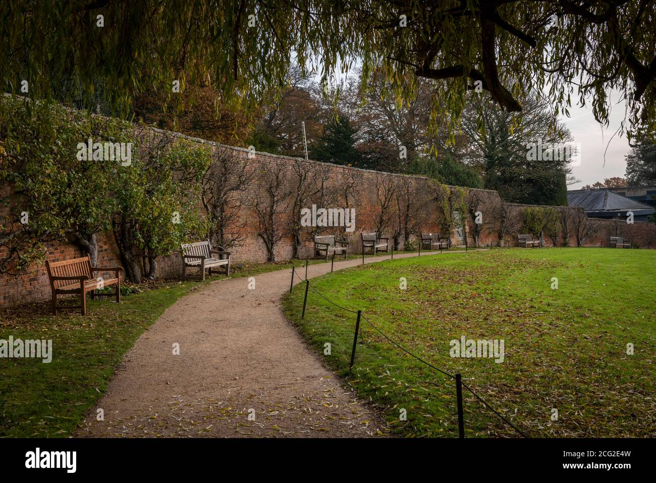 Ummauerter Garten und kleine Ausstellungsräume im Yorkshire Sculpture Park in der Nähe von Wakefield, Yorkshire, Großbritannien Stockfoto