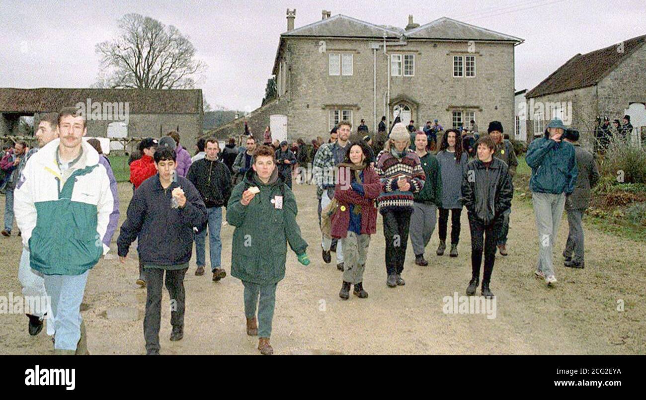 PAP 03 15.1.95. CHEWTON MENDIP: Tierschützer nehmen heute (Sonntag) an einer Massenübertretung auf der Farm von Landwirtschaftsminister William Waldegrave in der Nähe des Dorfes Chewton Mendip, Somerset, Teil. Die Demonstrationen folgen auf die Ankündigung der vergangenen Woche, dass Kalbkälber aus der Farm von Herrn Waldegrave lebend nach Europa exportiert werden. PA Nachrichten, Barry Batchelor. Siehe PA Geschichte POLITIK Kälber. /PJ. Stockfoto