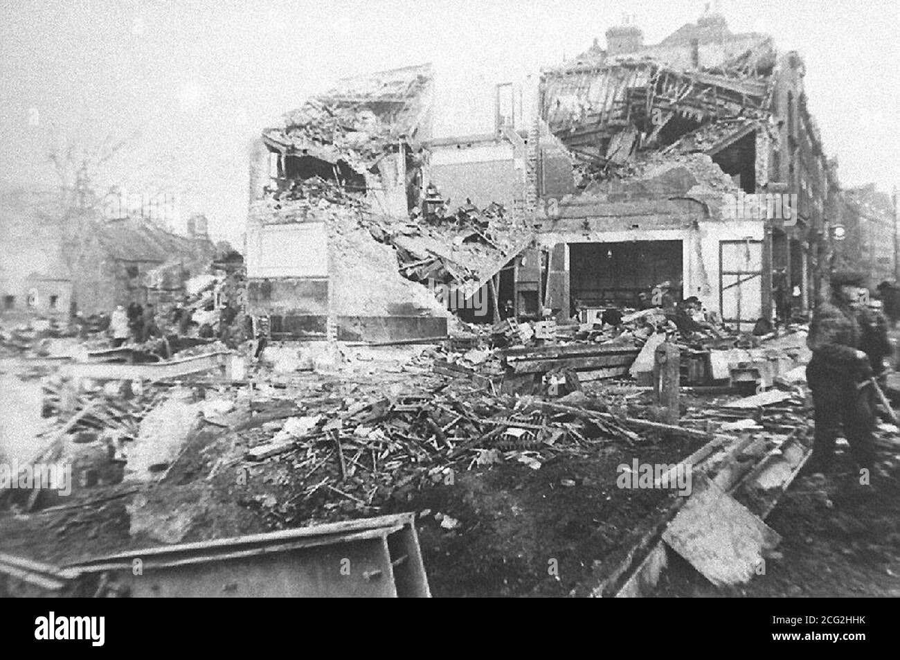 PAP LON 18 22.11.94. Dies war der Schauplatz der Verwüstung, nachdem im November 1944 eine deutsche V2-Rakete auf Woolworth's und andere Geschäfte in New Cross, London, gefallen war, bei der 160 Menschen getötet und 108 andere schwer verletzt wurden. Siehe PA Story WAR Bates. PA News/mr. Nur Schwarzweiß verfügbar. Stockfoto