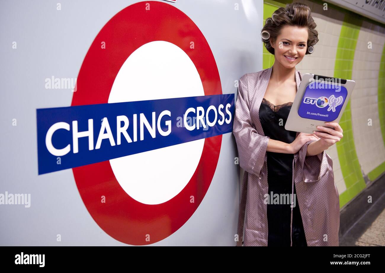 Strictly Come Dancing Gewinnerin Kara Tointon nutzt ihr BT Home Broadband Login, um eine Verbindung zu einem Test-Hotspot an der Charing Cross U-Bahn-Station herzustellen, die einer von über 2 Millionen wi-Fi-Hotspots ist, die BT Home Broadband-Kunden kostenlos zur Verfügung stehen. Stockfoto