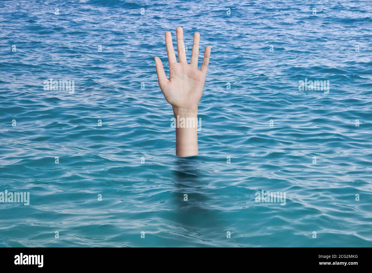 Sinkende Hand im Wasser des Ozeans, die Hilfe braucht. Ertrinkende Person Notfall, Ausfall und Hilfe Konzept Stockfoto