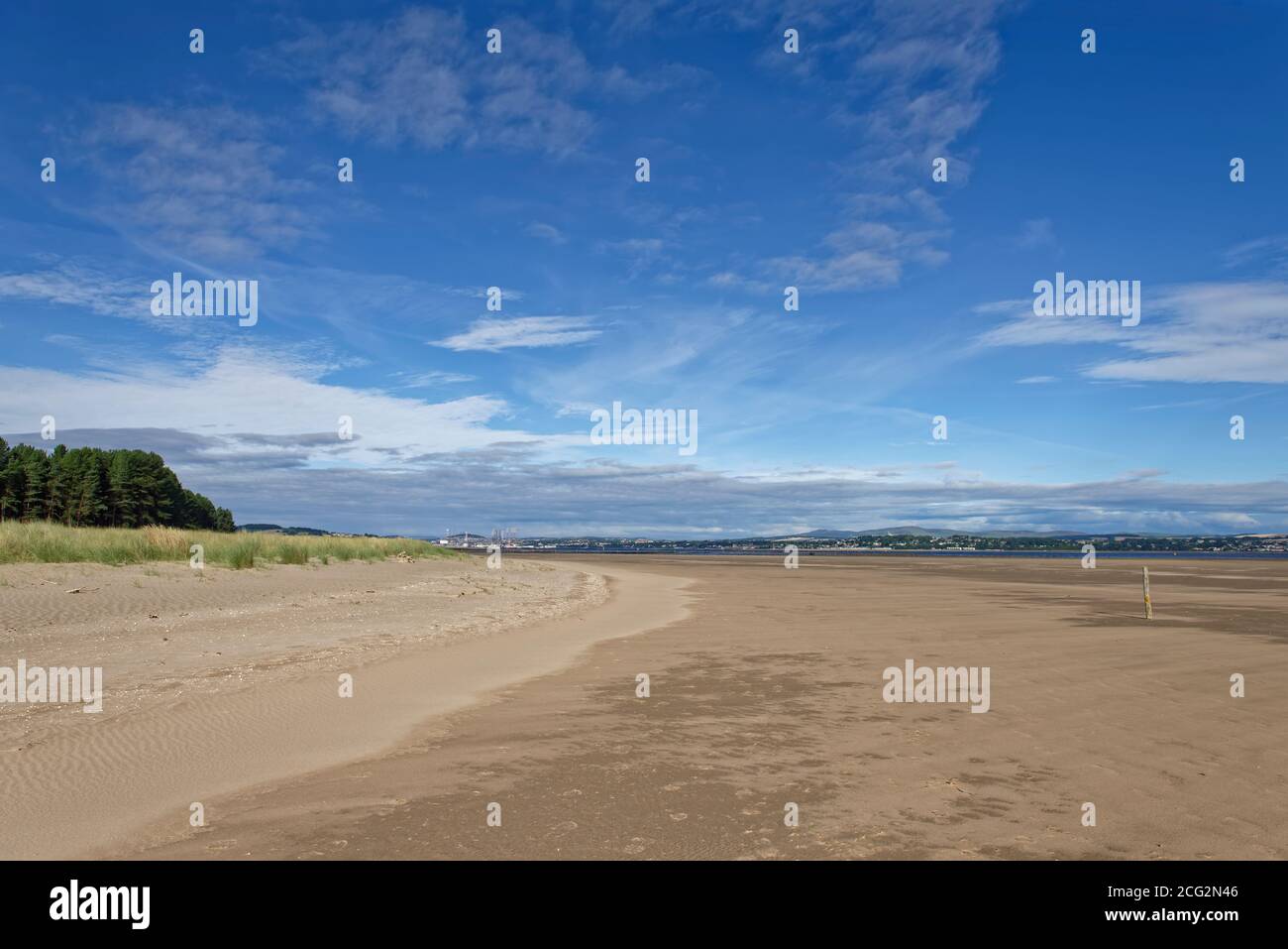 Die weite Sandfläche bei Ebbe im Tentsmuir Nature Reserve an der Tay Mündung, mit der Stadt Dundee im Hintergrund Stockfoto