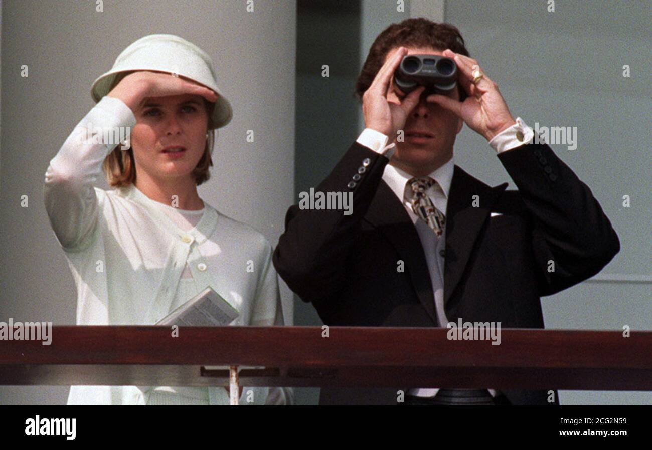 PAP EPS 17 10.6.95. EPSOM: Viscount Linley und seine Frau Serena beobachten die Rennen in Epsom. Das Vodafone Derby wurde von Walter Swinburn und Lammtarra gewonnen. Bild von Martin Keene/PA.in Stockfoto