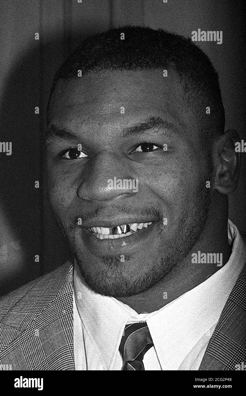 PAP 1: 29.6.95: LONDON: Library Filer Ref 224652-3, datiert 28.9.87, von Boxer Mike Tyson, der am Freitag, den 30. Juni, seinen 29. Geburtstag feiert. PA/mjb. **NUR SCHWARZWEISS VERFÜGBAR** Stockfoto