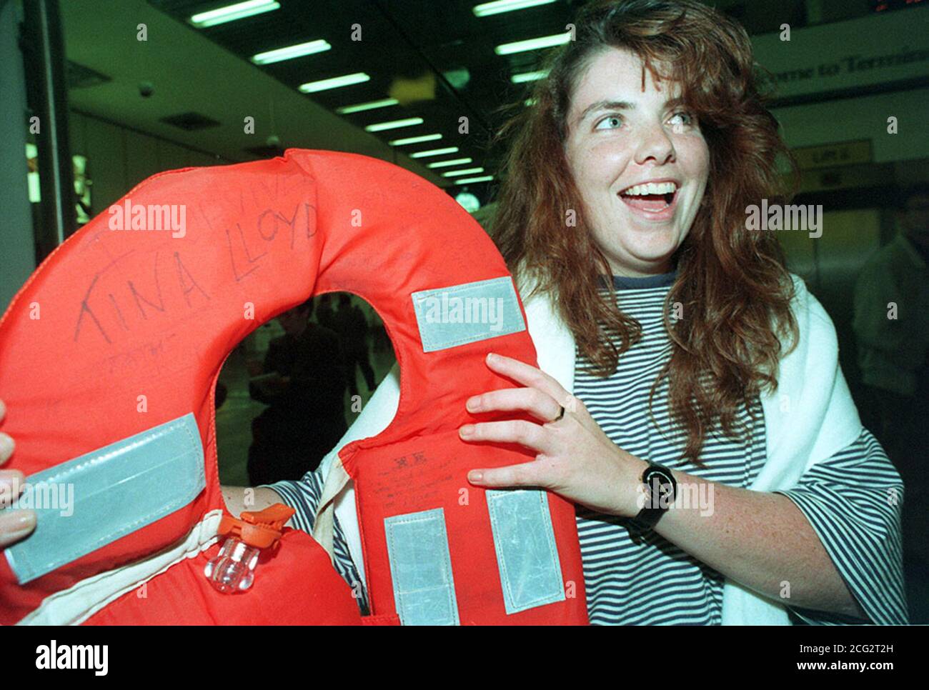 PAP 39. 12.94. LONDON. Die Achille Lauro-Überlebende Tina Lloyd kommt heute Abend (Di) am Flughafen Heathrow an, nachdem britische und irische Überlebende des von Feuer heimgesuchten Luxusliners, der vor der Küste Ostafrikas sank, in Großbritannien angekommen sind. Die 24-jährige Friseurin an Bord aus Dublin trug die Rettungsweste, die sie im Rettungsboot trug, bevor sie und andere Überlebende von Handelsschiffen abgeholt wurden. Siehe PA Story SEA Survivors (Sub). PA NACHRICHTEN, Stefan Rousseau/JD. Stockfoto
