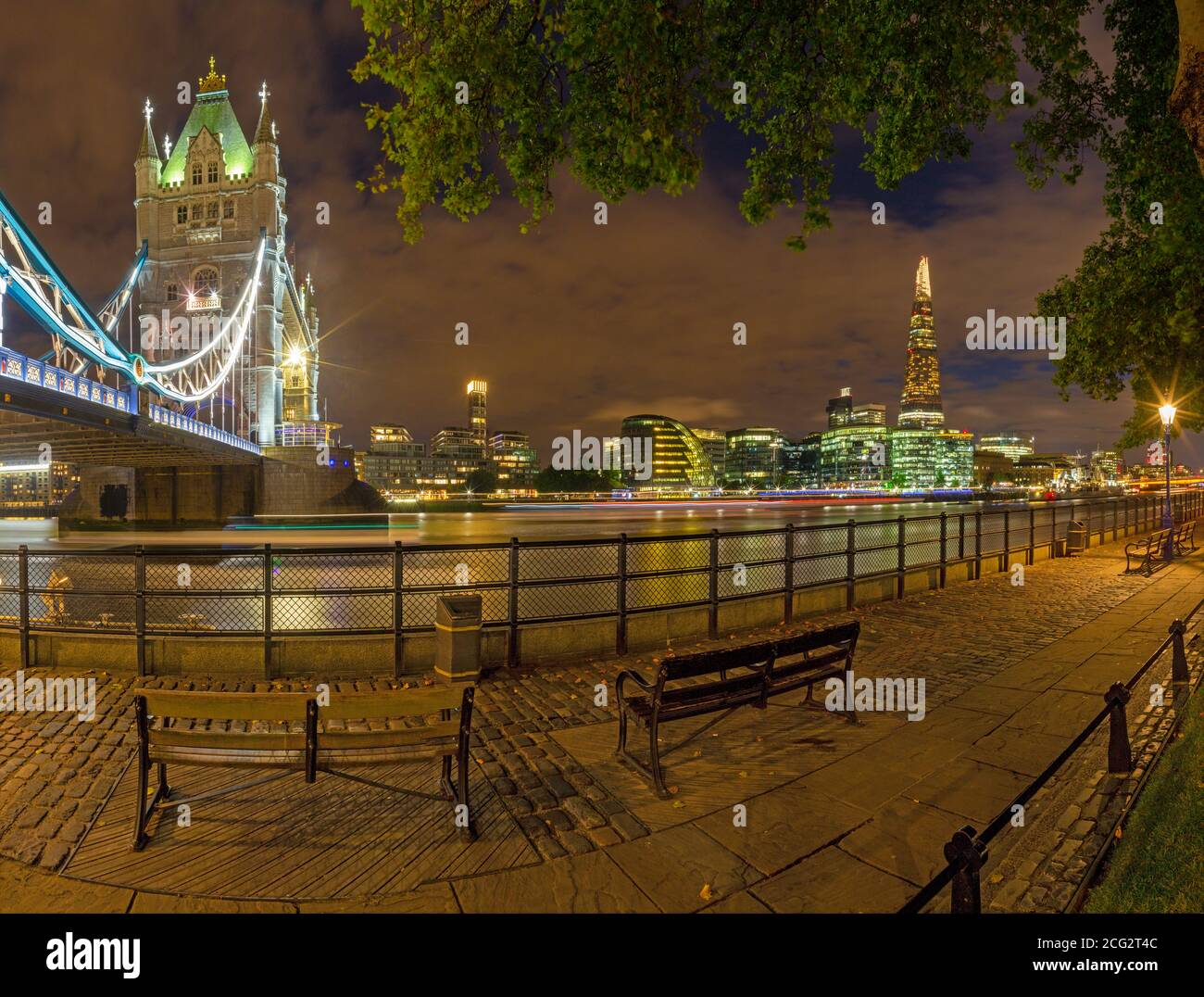 London - das Panorama der Themse, Tower Bridge und Shard von der Promenade in der Nacht. Stockfoto