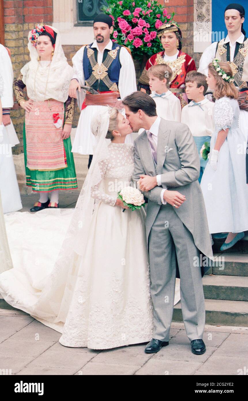 Der Exil-Kronprinz Pavlos von Griechenland küsst seine Braut Marie-Chantal Miller nach ihrer Hochzeit in der griechischen Orthadox-Kathedrale St. Sophia in Bayswater, London. * Royalty aus der ganzen Welt, darunter 12 ältere Mitglieder der britischen königlichen Familie, nahmen an der Zeremonie ohne Kosten gespart. Stockfoto