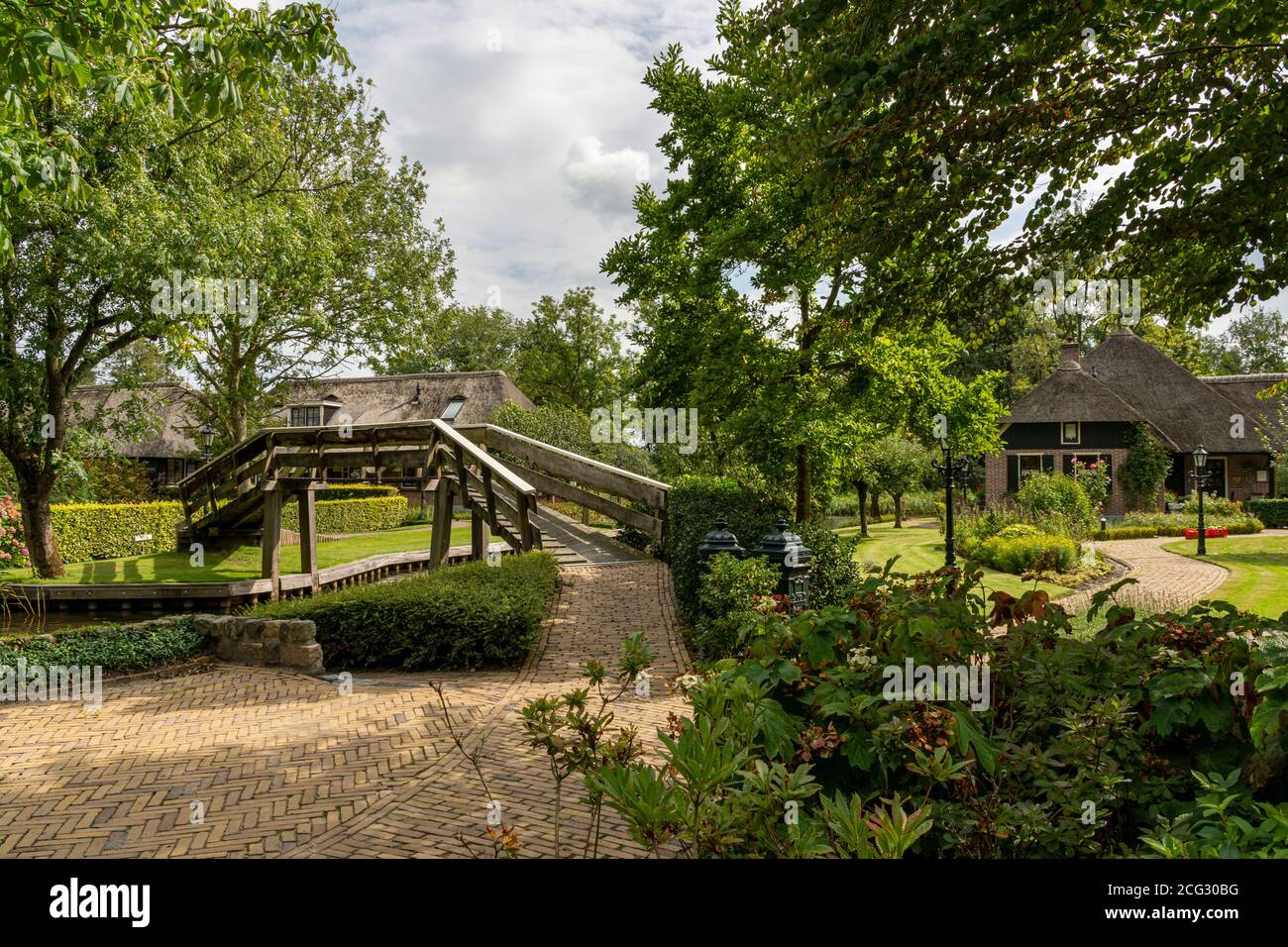 Giethoorn, Niederlande - 28. August 2020: Traditionelles holländisches Haus mit großem Garten Stockfoto