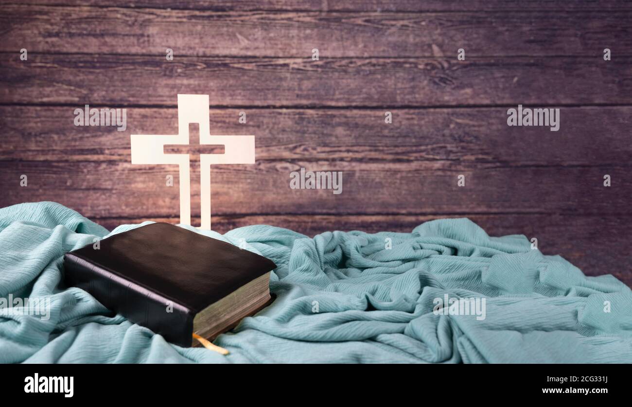 Dienen Gott, bibel und Kreuz auf blauem Hintergrund christlichen Konzept. Kommunion, Bestätigung oder Taufe Grußkarte. Copy space. Stockfoto