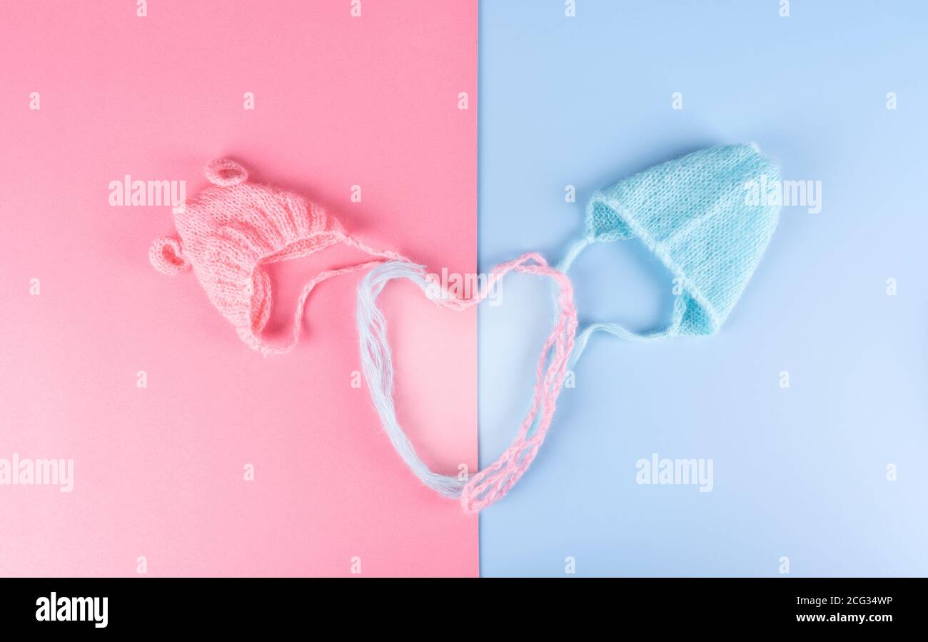 Willkommen neugeborene Zwillinge. Hüte für Jungen und Mädchen. Babydusche, Geschlecht zeigen Partei oder Grußkarte Idee. Stockfoto