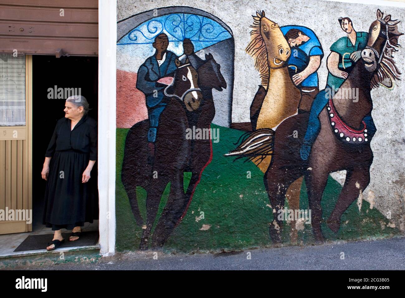 ORGOSOLO - politische Wandmalereien im sardischen Bergdorf Stockfoto