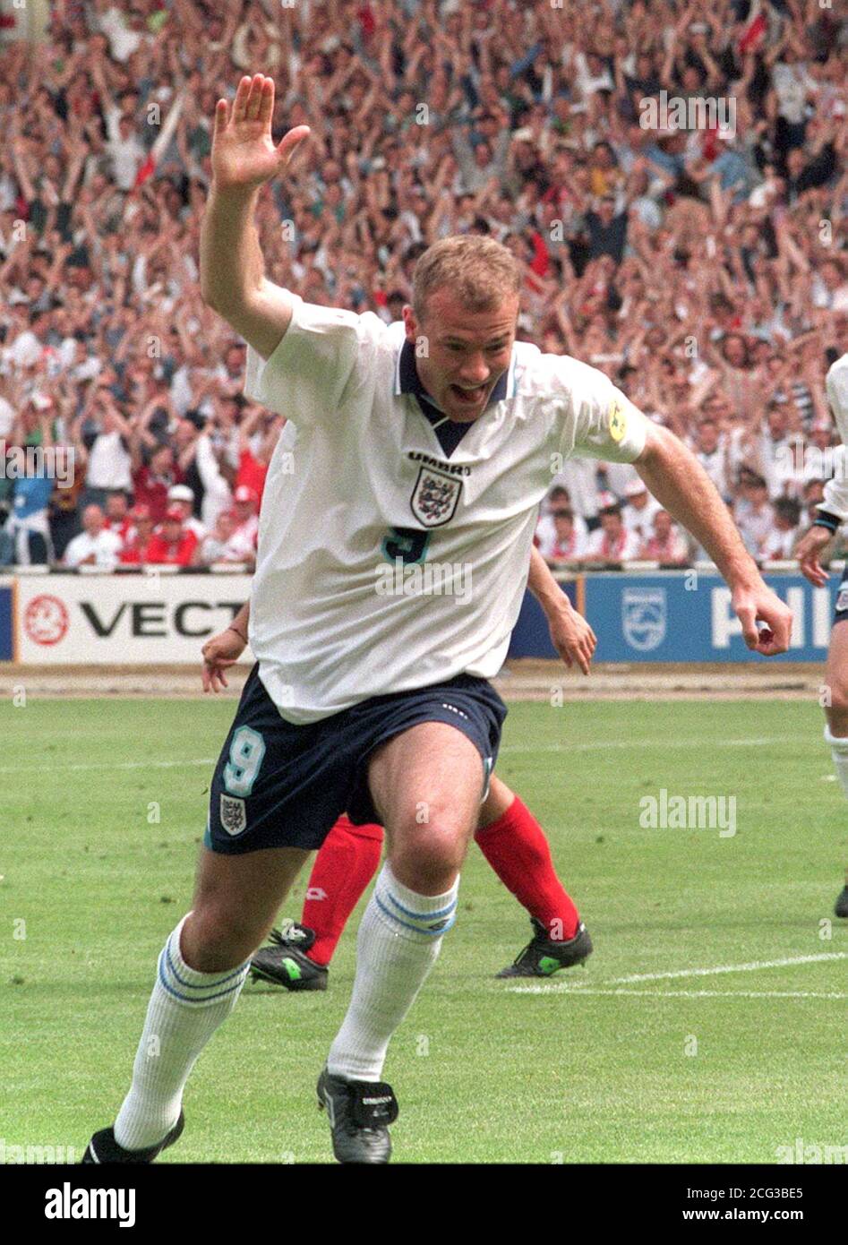 Alan Shearer feiert nach seinem Eröffnungstreffer im heutigen (Samstag)  Euro 96 Spiel gegen die Schweiz, in Wembley. Am 12.1.96, die England und  Newcastle Stürmer startete die neue England Heimtrikot inmitten eines Sturms