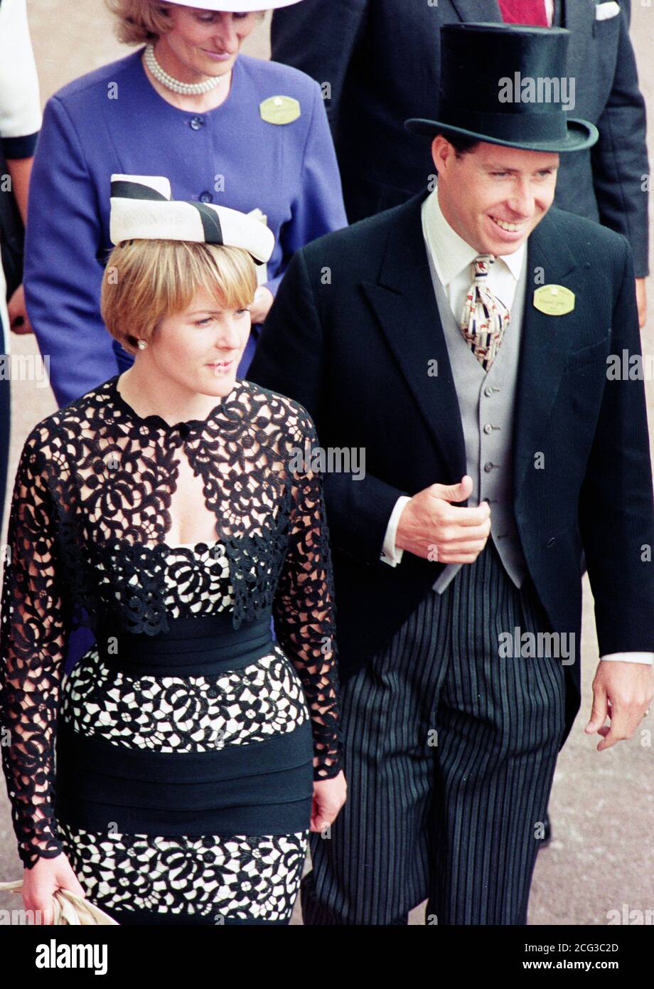 Viscount Linley und seine Frau Serena schlendern heute Nachmittag (Freitag) durch das Royal Enclosure in Royal Ascot. Foto von John Stillwell/PA. Stockfoto