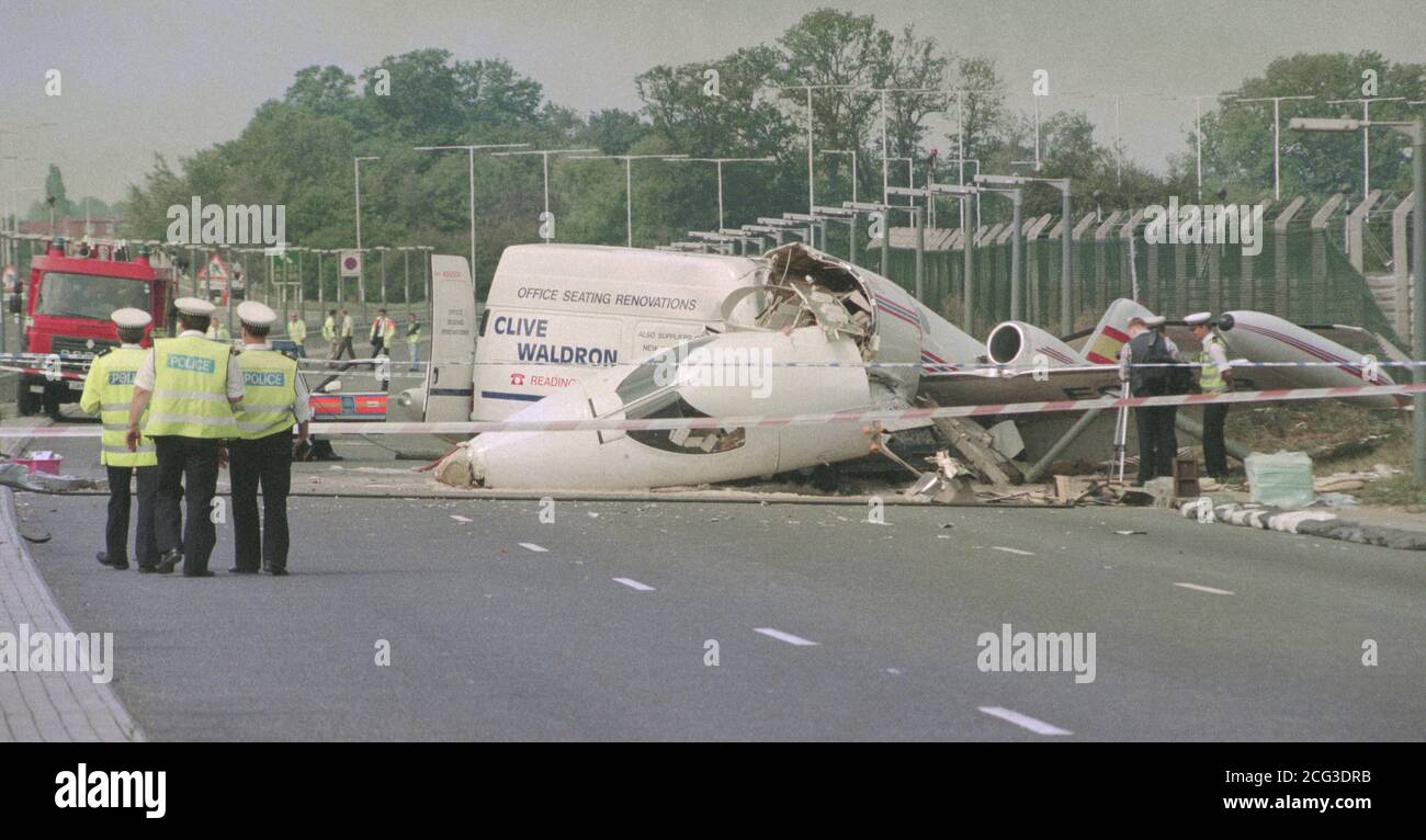 Der Exekutivjet, der bei der Landung bei RAF Northolt im Nordwesten Londons abstürzte und auf die vielbefahrene zweispurige A40 fuhr und mit einem Van kollidierte. Stockfoto