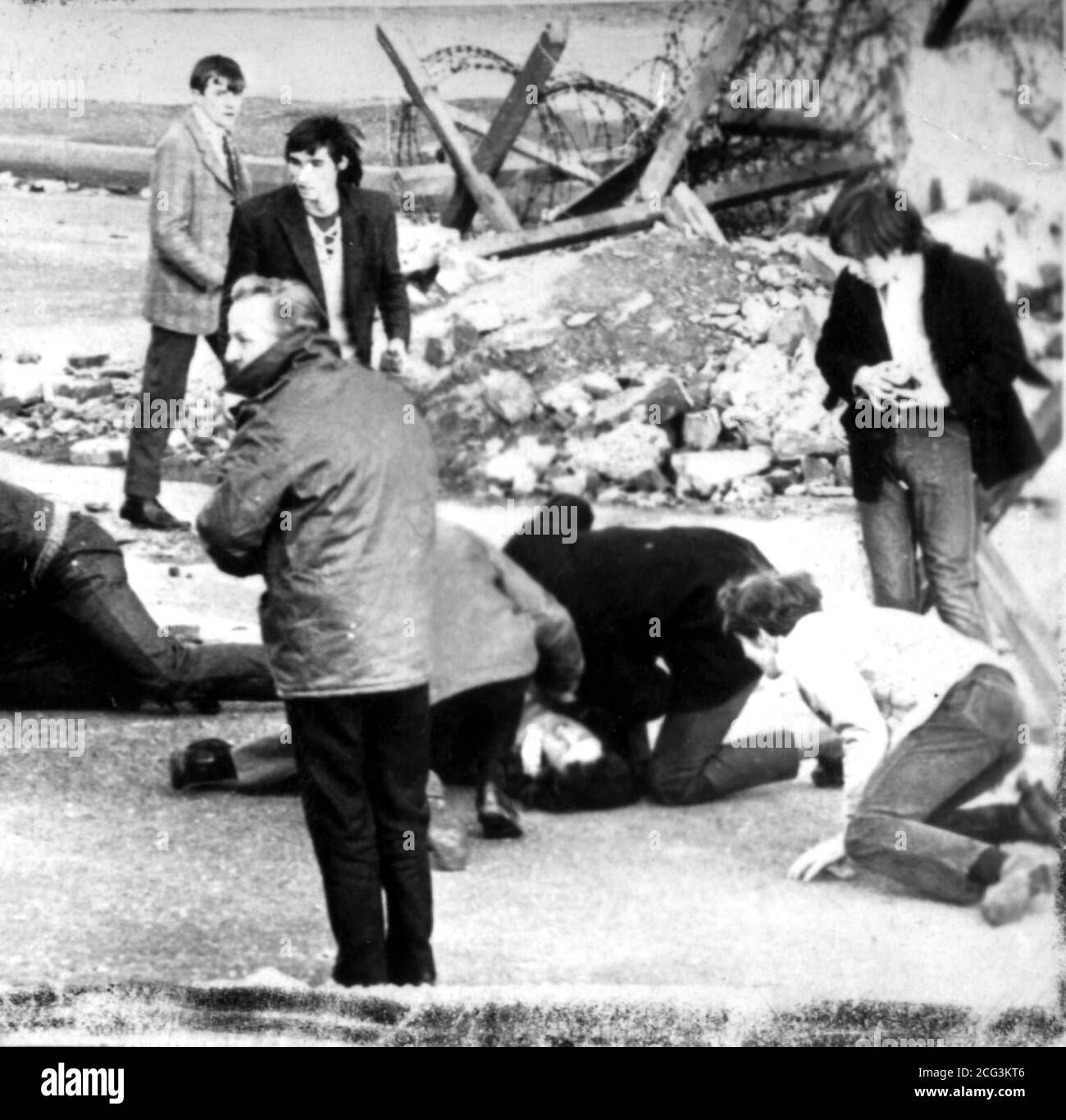 Ein Mann, der während des Schießereignisses in Londonderry, Nordirland, Aufmerksamkeit erhielt, der als Blutiger Sonntag bekannt wurde. Auf dem Boden liegt ein Mann, der Aufmerksamkeit erhält, während der Jugendliche in einer Sportjacke (ganz links oben) Michael McDaid, 17, sein soll, der später getötet wurde. *25/01/97: Mehrere hundert Demonstranten begannen einen marsch durch Nord-London, um den 25. Jahrestag des Blutigen Sonntags zu begehen. * die Polizei eskortierte die Demonstranten, als sie mit Rohrbändern und flaggenschwingenden Aktivisten von Highbury Fields nach Archway marschierten. Sinn Feins Chefunterhändler Martin McGuinness w Stockfoto