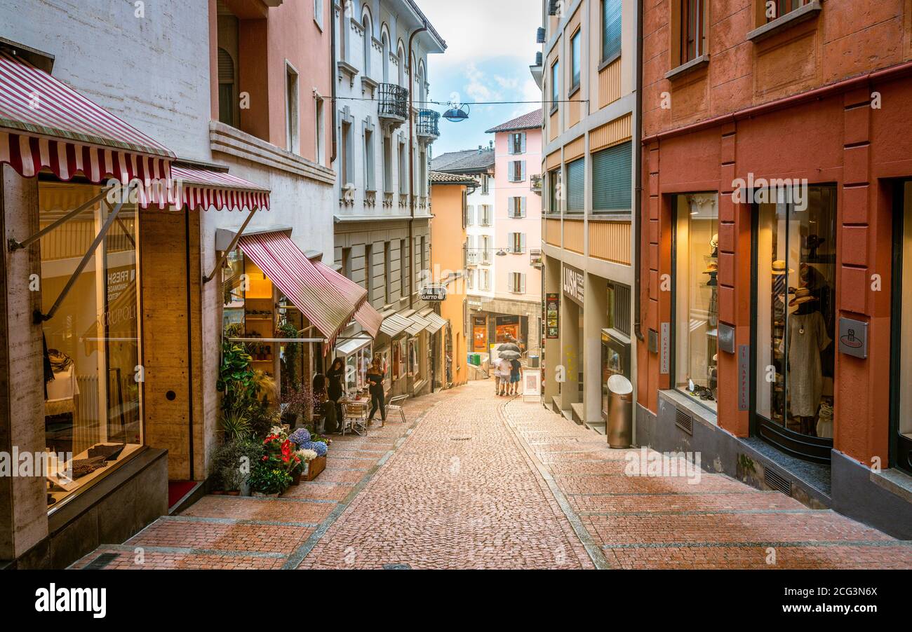Lugano Schweiz , 1. Juli 2020 : Fussgängerzone Via Cattedrale geneigte Einkaufsstraße von Lugano mit bunten Häusern im Tessin Schweiz Stockfoto Lugano Schweiz , 1. Juli 2020 : Fussgängerzone Via Cattedrale geneigte Einkaufsstraße von Lugano mit bunten Häusern im Tessin Schweiz Stockfoto