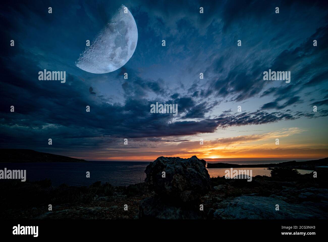 Fantastische Landschaft mit einem riesigen Mond vor der Kulisse Eine Meereslandschaft Stockfoto