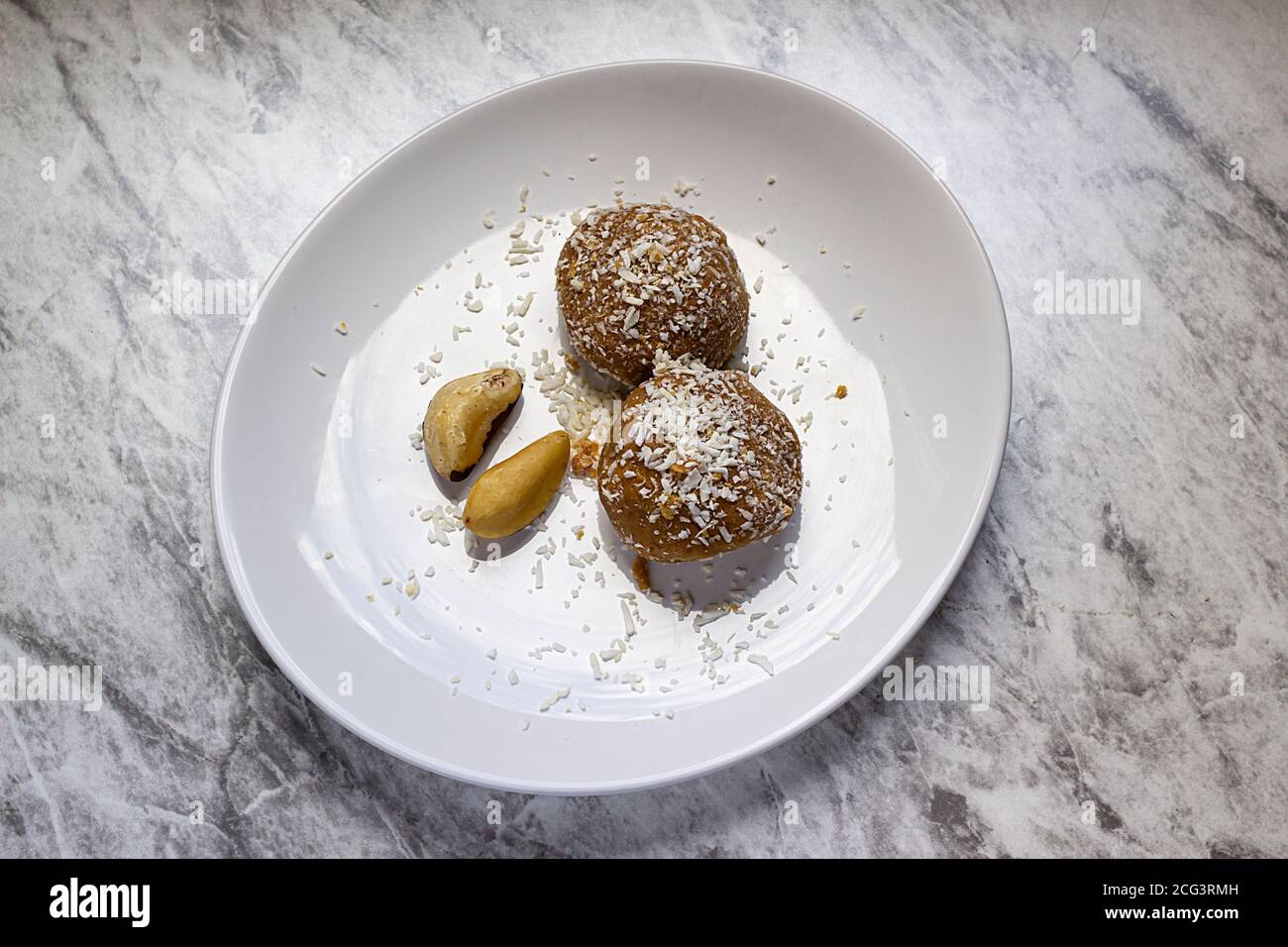 Ketogener Snack mit Erdnüssen und Paranüssen. Selektiver Fokus. Stockfoto