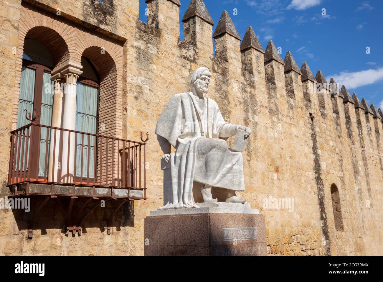 Córdoba, Spanien – 25. Mai 2015: Die Statue des mittelalterlichen arabischen Philosophen Averroes von Pablo Yusti Conejo (1967) und der mittelalterlichen Stadtmauer. Stockfoto