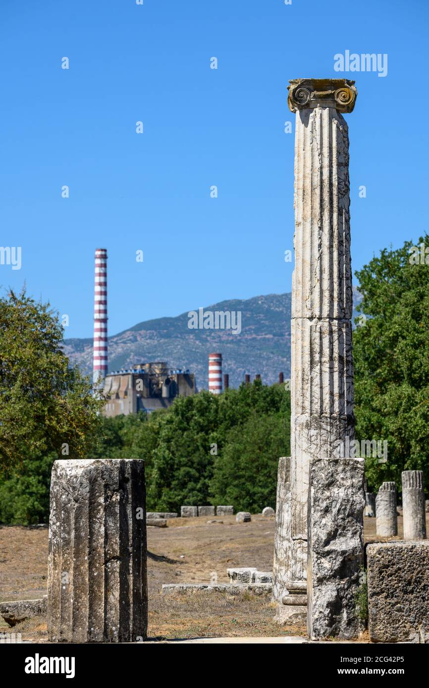 Säulen aus den Ruinen des antiken Megalopolis mit dem Kühlturm und dem Kamin des modernen Kraftwerks von Mergalopoli im Hintergrund. Central Pelo Stockfoto