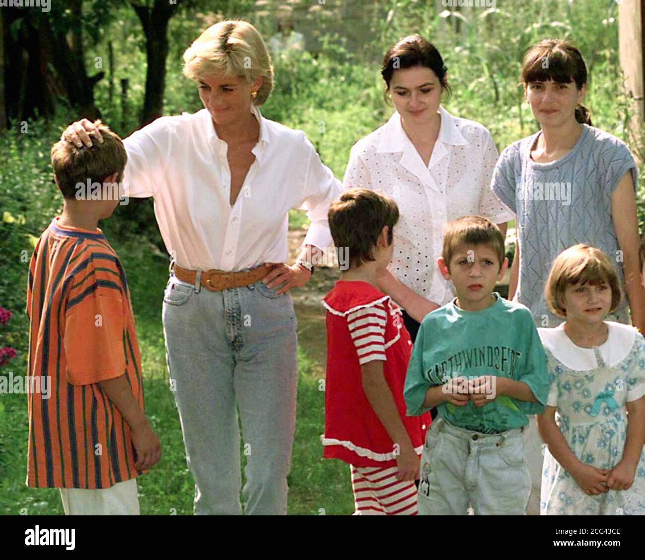 Diana, Prinzessin von Wales am zweiten Tag ihres Besuchs im kriegszerstörten Bosnien trifft sich heute (Samstag) mit der Familie Soljankic, die Opfer von Landminenverletzungen geworden ist. Stockfoto
