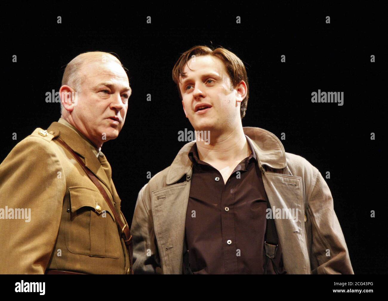 l-r: Michael Fenton-Stevens (The Major), Richard Goulding (John Amery) in AN ENGLISH TRAGEDY von Ronald Harwood at the Palace Theatre, Watford, England 18/02/2008 Design: Ralph Koltai Regie: Di Trevis Stockfoto