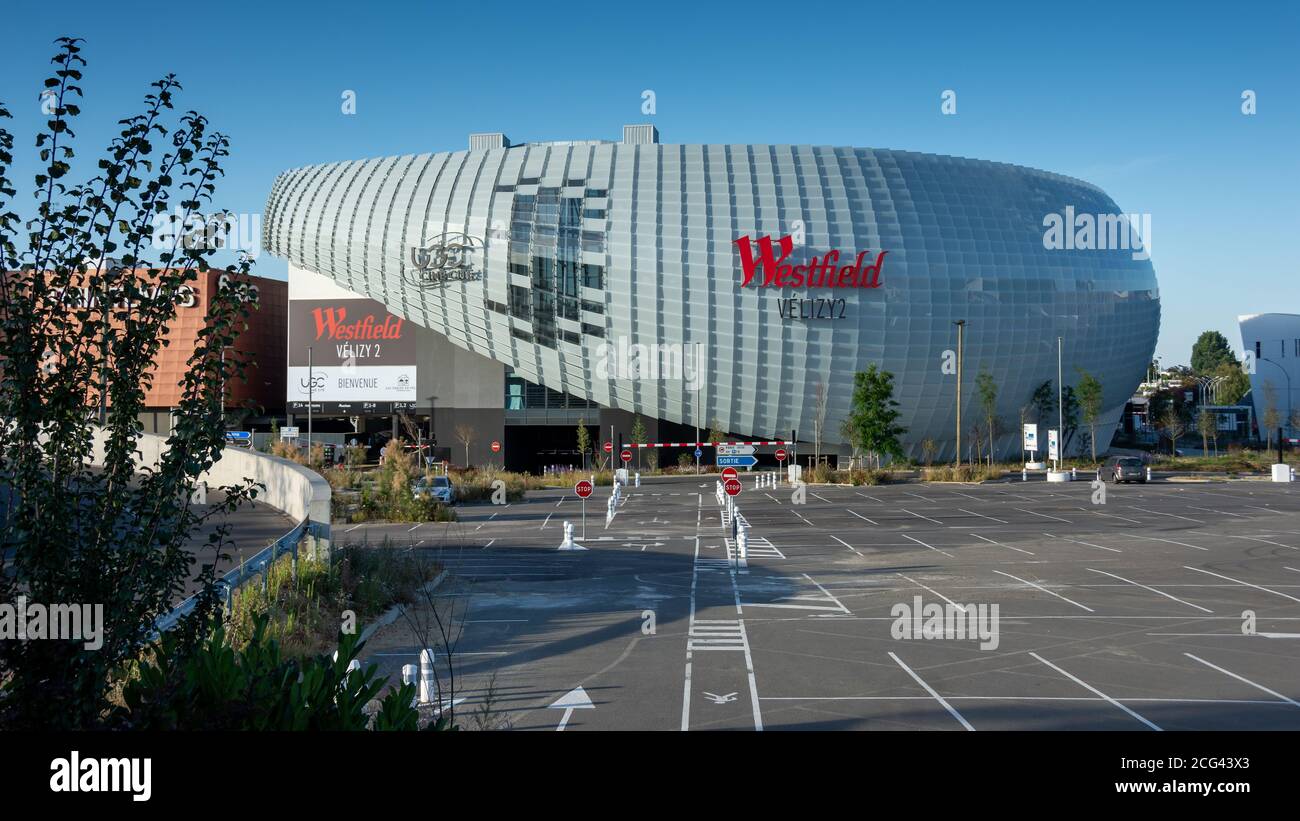 Vélizy-Villacoublay, Frankreich - 19. Juli 2020: Außenansicht von Westfield Vélizy 2 regionales Einkaufszentrum, Frankreichs größtes Einkaufszentrum Stockfoto