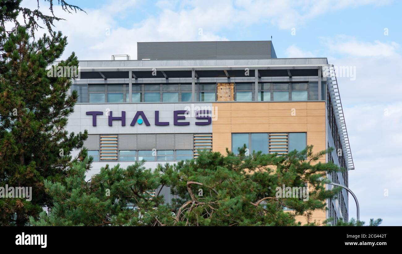 VELIZY-VILLACOUBLAY, FRANKREICH - 21. AUGUST 2020: Fassade des Gebäudes von Thales Global Services, Tochtergesellschaft von Thales, Elektronikkonzern Stockfoto