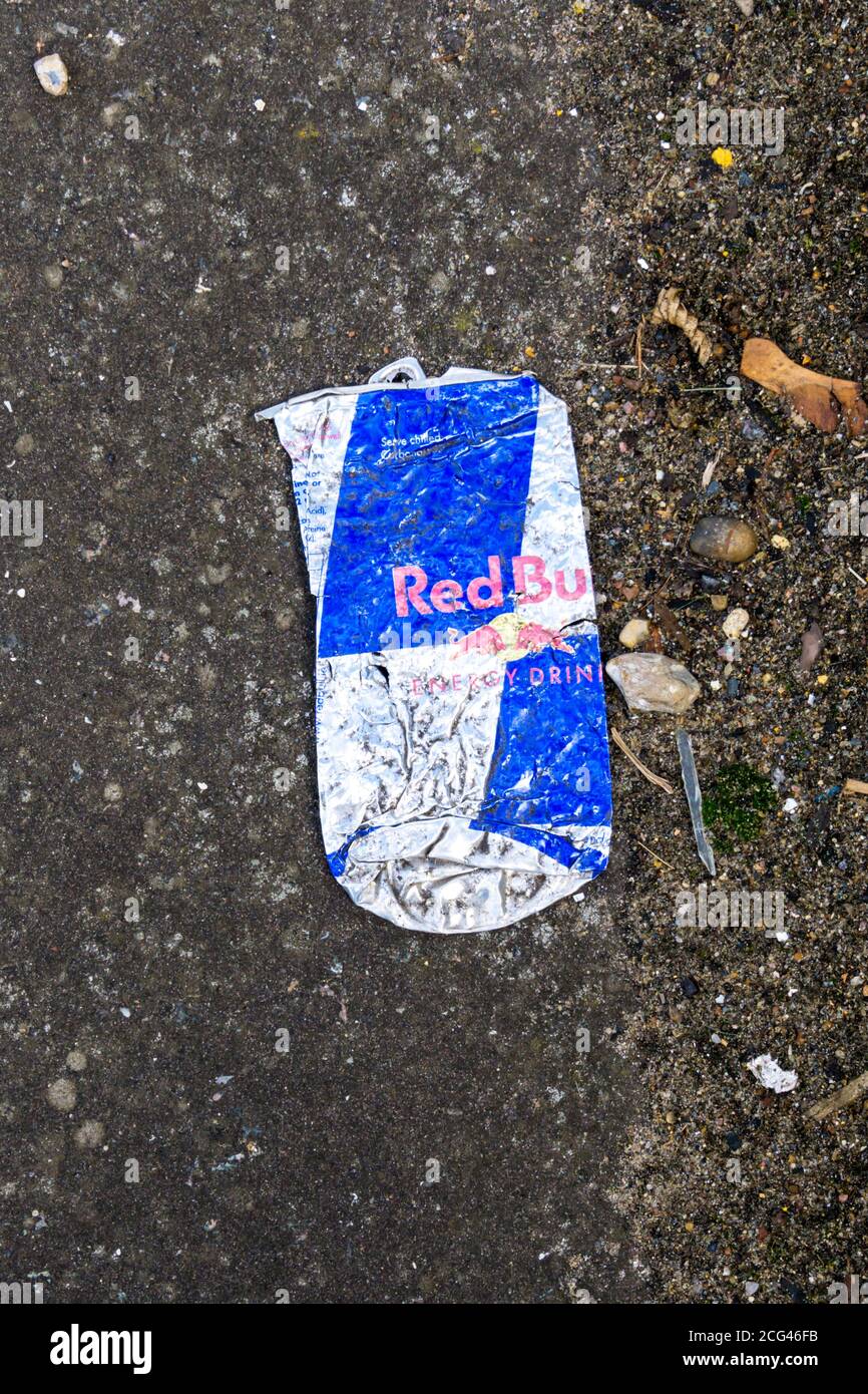 Eine gequetschte flache Red Bull Energy Drink Dose. Stockfoto