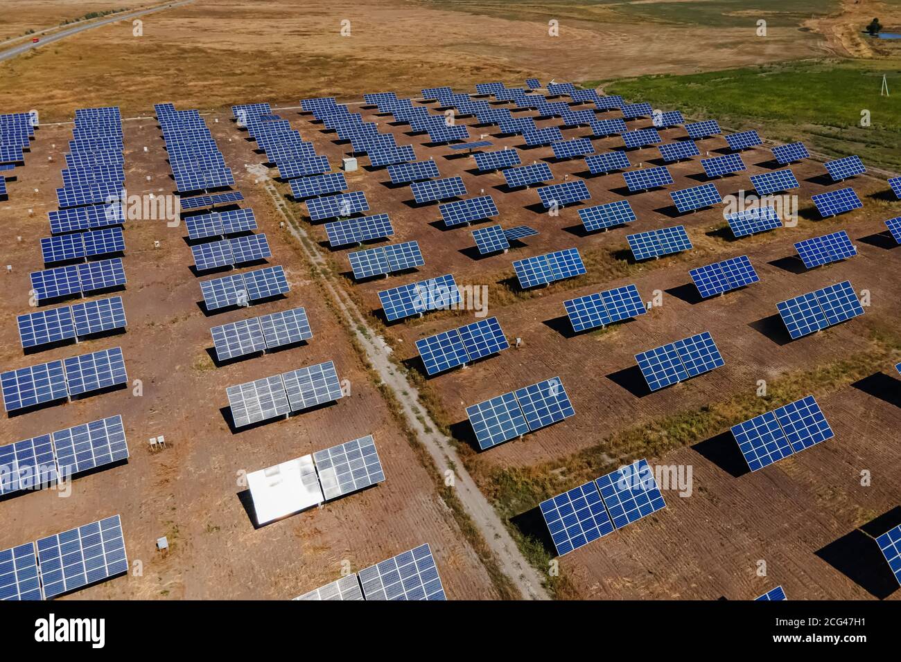 Luftaufnahme der Sonnenkollektoren im Solarpark für grüne Energie. Stockfoto