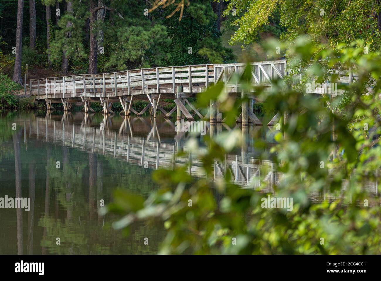 Hölzerne Fußgängerbrücke im Fort Yargo State Park in Winder, Georgia. (USA) Stockfoto