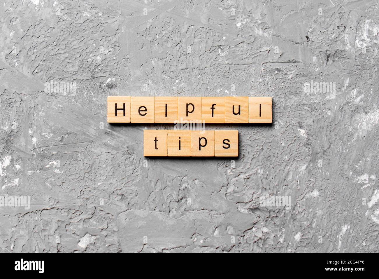 Hilfreiche Tipps Word auf Holz Block geschrieben. Hilfreiche Tipps text auf Tisch, Konzept. Stockfoto