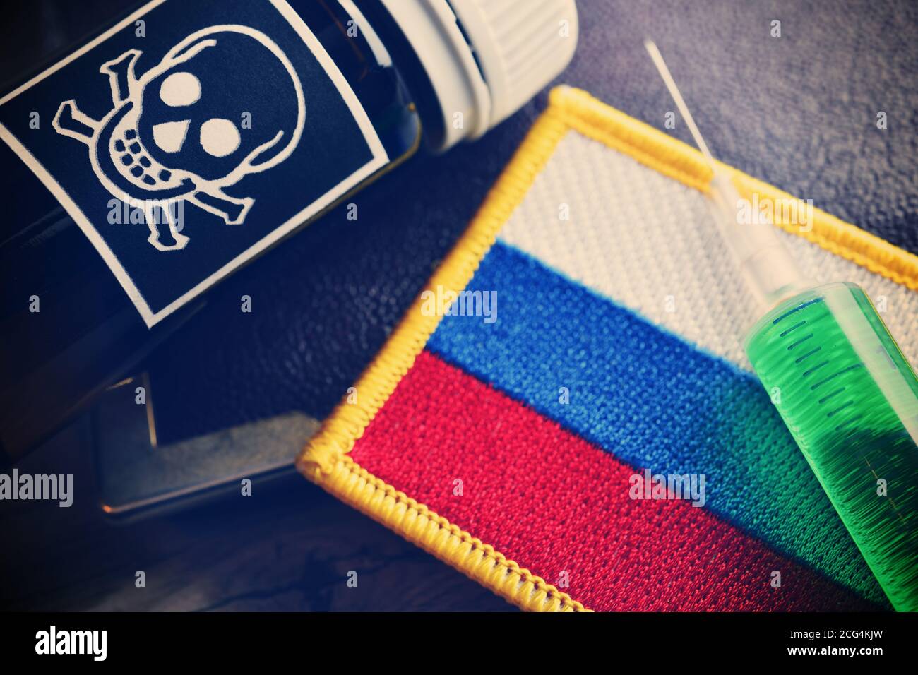 Spritze, Giftfläschchen und russische Flagge, Giftangriff Stockfoto