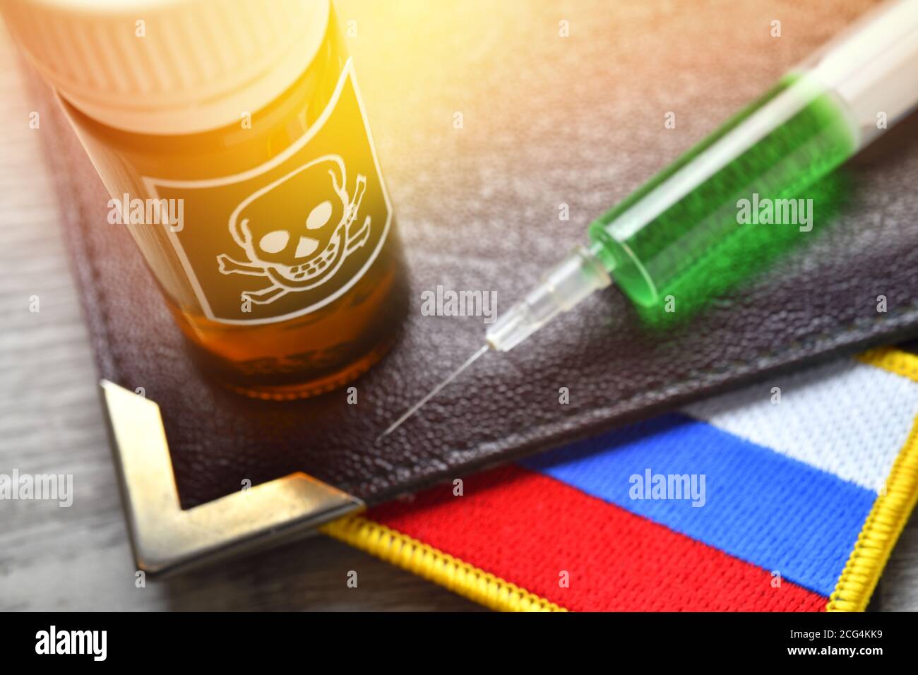 Spritze, Giftfläschchen und russische Flagge, Giftangriff Stockfoto