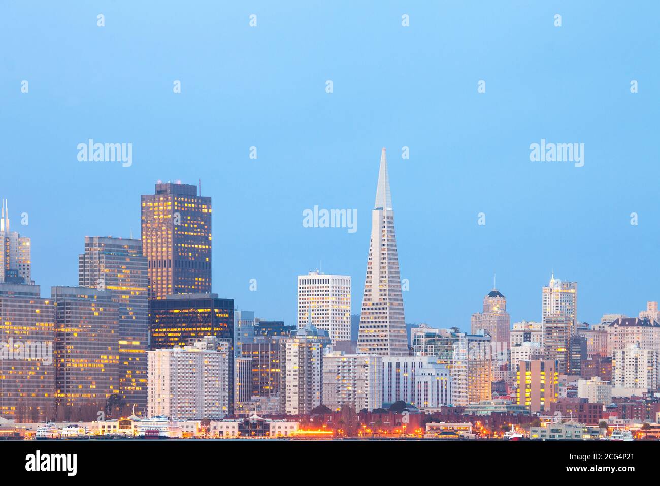 Skyline der Stadt bei Sonnenaufgang in San Francisco, Kalifornien, USA Stockfoto