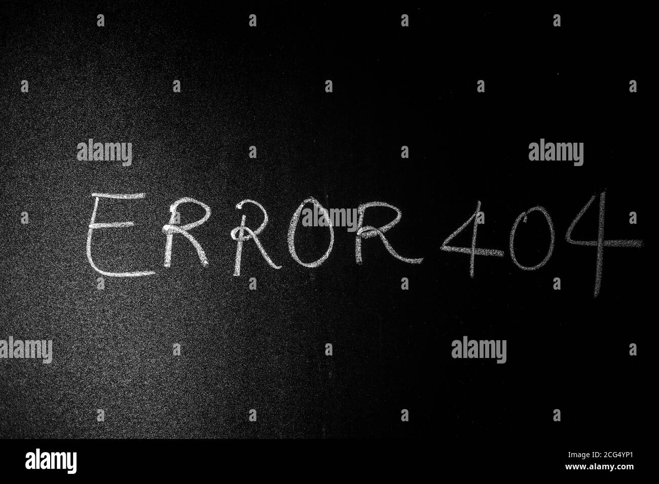 Fehler 404 geschrieben auf grüne Tafel mit Kreide, Seite nicht gefunden Fehler 404 geschrieben auf Tafel mit Kreide. Stockfoto