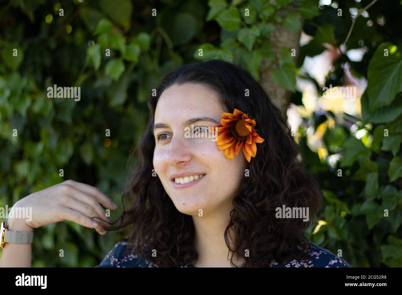 Fotoshooting über die Natur mit einer Frau Stockfoto